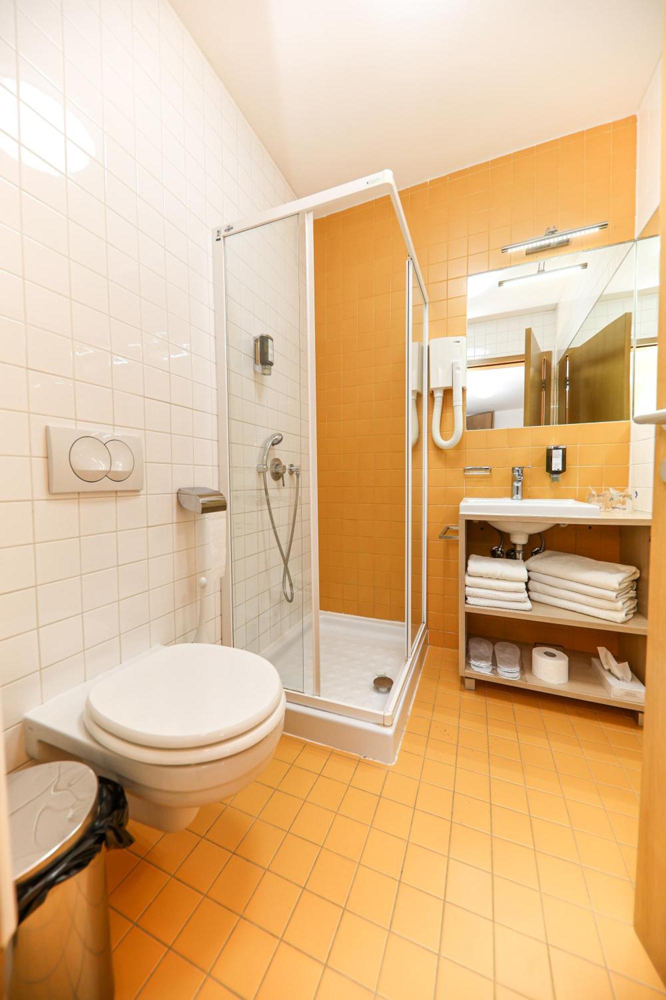 Hotel Celjska Koca ツェリェ エクステリア 写真