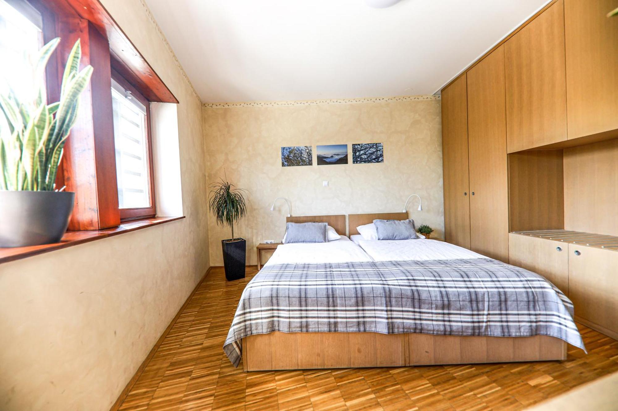 Hotel Celjska Koca ツェリェ エクステリア 写真